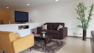 波哥大Apartamento Parque Virrey的带沙发和电视的客厅
