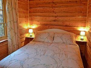 Soutergate木尔赛德旅馆的卧室配有木墙内的一张床
