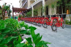 会安Wyndham Garden Hoi An Cua Dai Beach的停在大楼旁边的一排红色自行车