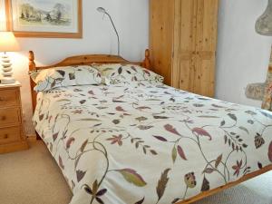 CarleenChywood Barn的一间卧室配有一张带花卉棉被的床