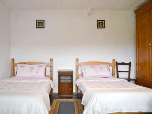 Brondini迪格温小屋的白色墙壁客房的两张床