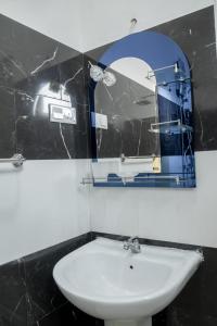 卡图纳耶克G A Villa Airport Transit Hotel的一间带水槽和镜子的浴室
