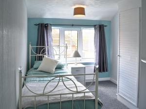 霍恩卡斯尔Banovallum Cottage的一间卧室设有一张床和一个窗口