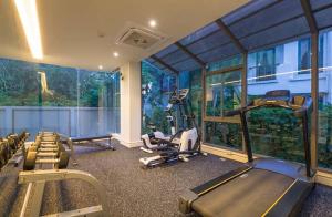 奥南海滩CORNER SEA VIEW KRABI Ao Nang 4 STARS HOTEL RESIDENCE的一个带跑步机和椭圆机的健身房,位于带窗户的房间内