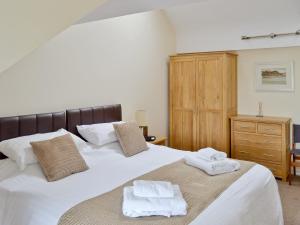 卡斯尔敦Harbour View的卧室配有2条白色毛巾。