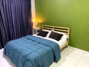 振林山Hud-Hud Homestay 2 Gelang Patah的一间卧室配有一张带蓝色毯子的床