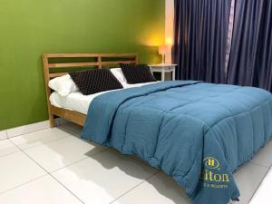 振林山Hud-Hud Homestay 2 Gelang Patah的一间卧室配有一张带蓝色毯子的床