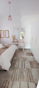 德班Orange Leaf Guesthouse Durban North的一间卧室配有一张床、一张书桌和一面镜子