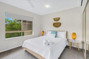 Cairns NorthVacanze A Casa - Resort Just Minutes From The CBD的白色的卧室设有床和窗户