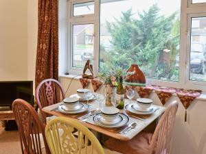 Fordwich雪松乡村别墅的餐桌、椅子和大窗户