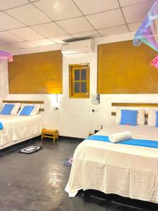 达瓦拉维Tusker's Paradise Safari Villa的一间客房内配有两张床的房间