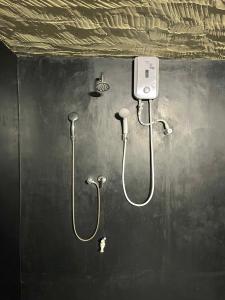 达瓦拉维Tusker's Paradise Safari Villa的一间带两个淋浴的浴室和墙上的一部电话