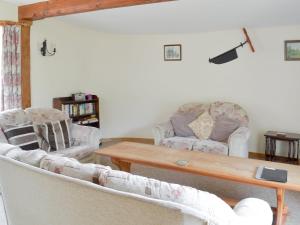 PlymtreeOrchard View Barn的客厅配有两张沙发和一张木桌