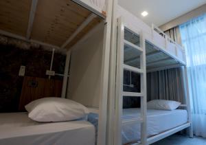 清迈TarTar & Nay Hostel的双层床间 - 带两张床和梯子