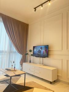 哥打巴鲁Rizz Residence Troika KB的客厅设有壁挂式平面电视。