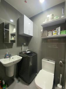 马尼拉Air Residences 4439的浴室配有白色卫生间和盥洗盆。