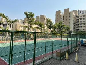 那格浦尔2BHK luxurious beautiful flat near IIM AIIMS的一座有建筑物的城市的网球场