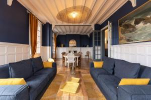 翁弗勒尔Le Manoir des EMBRUNS 14P - Location N1- Terrace- public parking 2 min的客厅配有蓝色的沙发和桌子