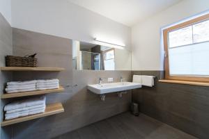 阿尔卑巴赫Haus Mühlleiten的浴室配有盥洗盆、镜子和毛巾