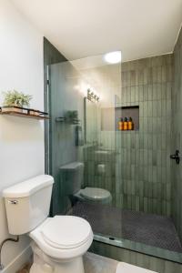 约书亚树2 Min To Dt, Fully Fenced, Hot Tub, Plunge Pool的一间带卫生间和淋浴的浴室