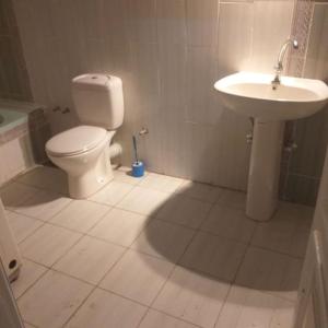 阿斯旺Mourad House的白色的浴室设有卫生间和水槽。