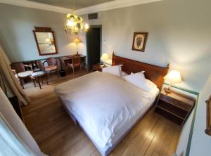 热拉梅湖庄园酒店的一间带白色床的卧室和一间客厅