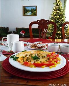 阿拉木图Sweet Vibe Home的餐桌上一盘带圣诞树的食物