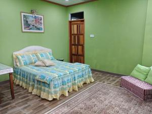 古晋Jazepuri - Jaze 1的一间位于绿色客房内的卧室,配有一张床