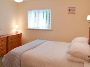 Stokeinteignhead苹果树公寓 的卧室配有白色的床和窗户。