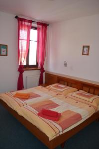 别洛赫拉德矿泉村尤卡普拉酒店的一间卧室设有两张床,窗户配有红色窗帘