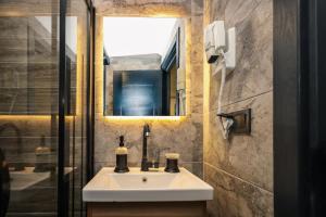 伊斯坦布尔Galata Master Hotel的一间带水槽和镜子的浴室