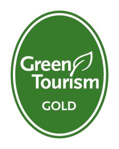 奥利维拉多霍斯比托昆塔科博拉尔度假屋的绿色圆圈中的绿色锦标赛金牌