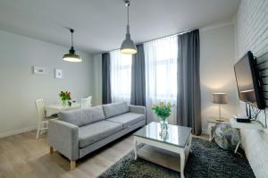 克拉科夫扎克瓦15公寓式酒店的客厅配有沙发和桌子