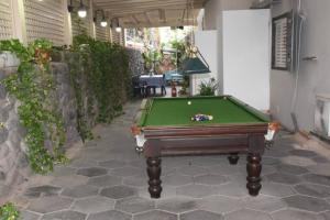 马格达拉Sounds Suite for families的庭院内的台球桌,带游泳池