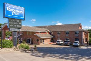 布兰森Rodeway Inn Branson, Brick House的建筑前有标志的酒店