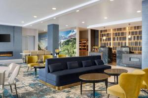 帕克La Quinta Inn & Suites by Wyndham Denver Parker的客厅配有沙发和桌椅