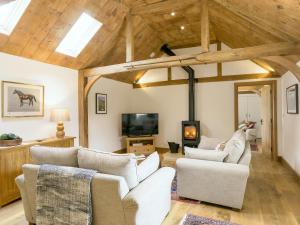 皇家伍顿巴西特The Calf Shed-ukc2113的客厅配有白色家具和木制天花板。