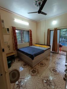 穆鲁德Sahil Residency的一间卧室配有一张床和吊扇