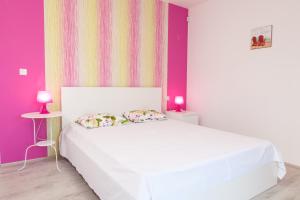 克拉佩茨Krapets Holiday Villas的卧室配有白色的床和紫色的墙壁