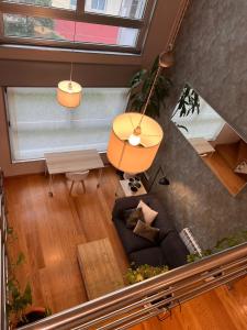 拉科鲁尼亚Loft con PARKING "Hygge Urbano Coruña"的客厅享有高空美景,配有沙发和桌子