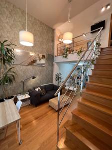 拉科鲁尼亚Loft con PARKING "Hygge Urbano Coruña"的房屋内带楼梯的客厅