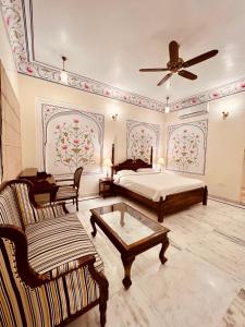 PachārMundota Fort And Palace的一间卧室配有一张床、一张沙发和一张桌子