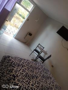 洛斯安第斯Motel ZAVA的一间卧室设有一张床和一个窗口