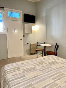 洛斯安第斯Motel ZAVA的卧室配有床、桌子和门