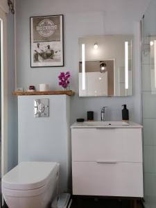 圣路易斯Le Langka的白色的浴室设有卫生间和水槽。