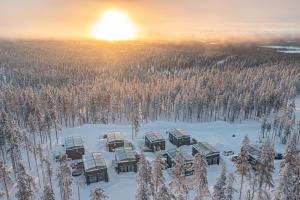 锡尔卡Levillas Levin Tuulahdus的一组雪地小屋,背景是日落