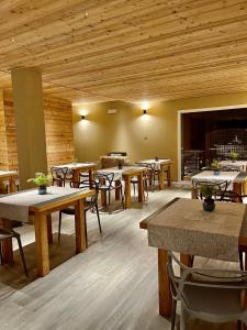 博尔盖托迪瓦拉Agriturismo Terre di Ginepro的客房设有桌椅和木制天花板。