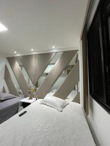 阿拉卡茹Belíssimo apartamento inteiro的一间卧室设有两张床和大窗户