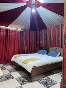 瓦迪拉姆Blue Camel的帐篷内一间卧室,配有一张床