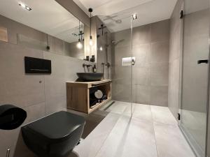 厄林根Apartment34的浴室设有黑色的卫生间和水槽。